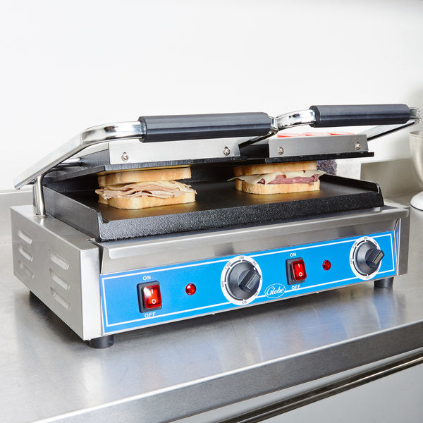 Globe GSGDUE10 Bistro Series Double Sandwich Grill with Smooth Plates - 20" x 10" Cooking Surface - 208/240V, 3200W