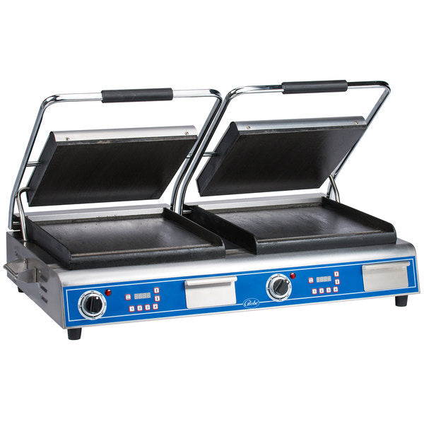 Globe GSGDUE14D Deluxe Double Sandwich Grill with Smooth Plates - Dual 14" x 14" Cooking Surfaces